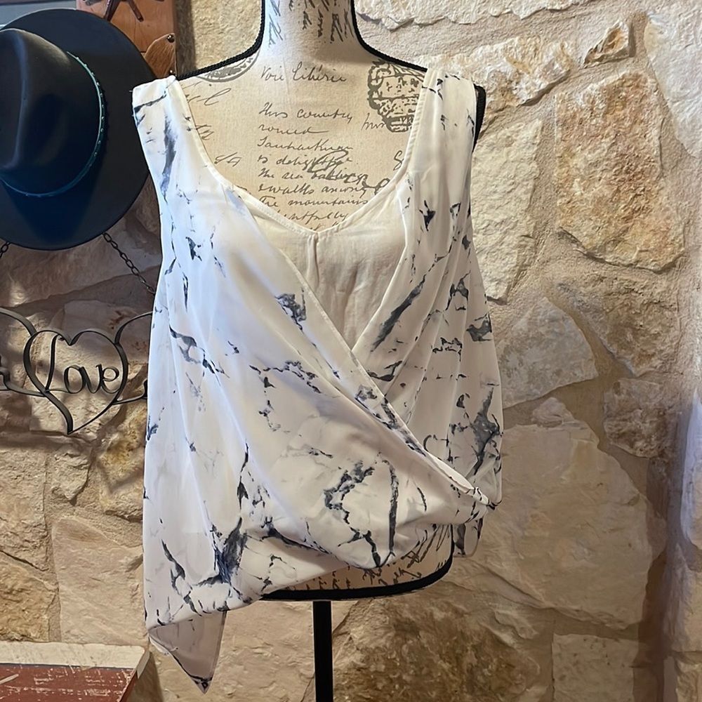 EN CRÈME Sleeveless Flowy Lined Top, Size Medium